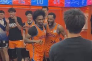 絕殺英雄！賽后上海更衣室成歡樂海洋 古德溫與隊友一一擊掌慶祝