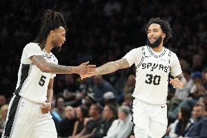 三分10中6！米奇：尚帕尼表現(xiàn)極為出色 絕對是球隊的無名英雄